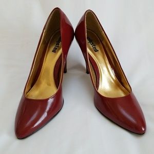 Unlisted patent leather shoes